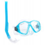 Potapěčský set SMJ Sport brýle M24 + šnorchl SN8 Junior je výhodná sada na potápění. Součástí jsou brýle s velkým okulárem, díky čemuž má uživatel vynikající viditelnost a široký zorný úhel. Materiály používané k výrobě jsou odolné vůči mechanickému poškození a slané vody. Maska se používá pro cvičení šnorchlování. Šnorchl se používá při plavání na hladině vody s ponořenou tváří.
